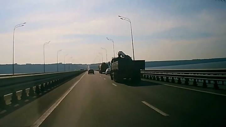 Момент смертельного ДТП на Президентском мосту в Ульяновске попал на видео