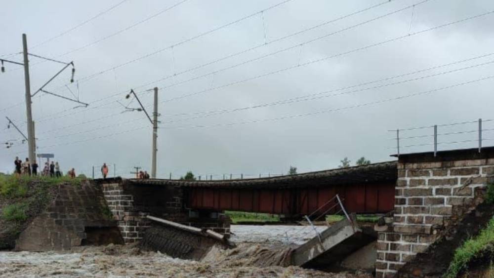 В Забайкалье из-за наводнения рухнул мост на Транссибе