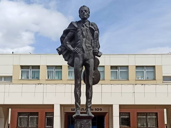 На юге Москвы отреставрируют памятник Булату Окуджаве