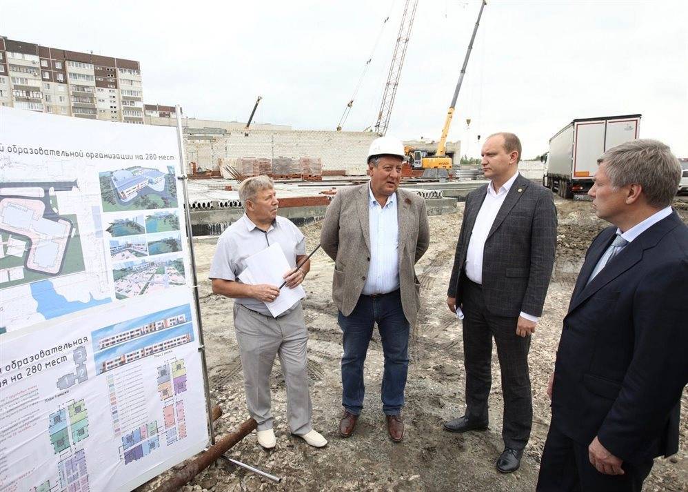 Алексей Русских проверил ход строительства ряда объектов в областном центре