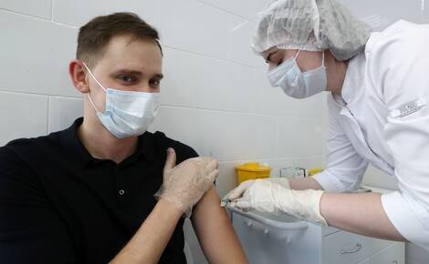Мурашко: Количество получивших первый компонент вакцины от коронавируса в России достигло 35 миллионов человек