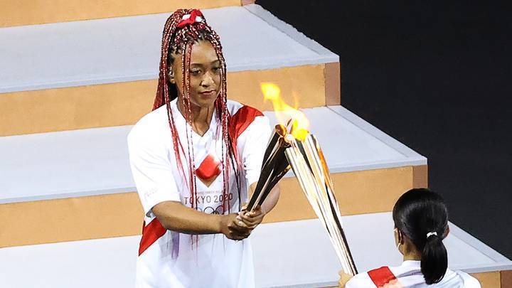 Японская теннисистка зажгла огонь летних Олимпийских игр в Токио