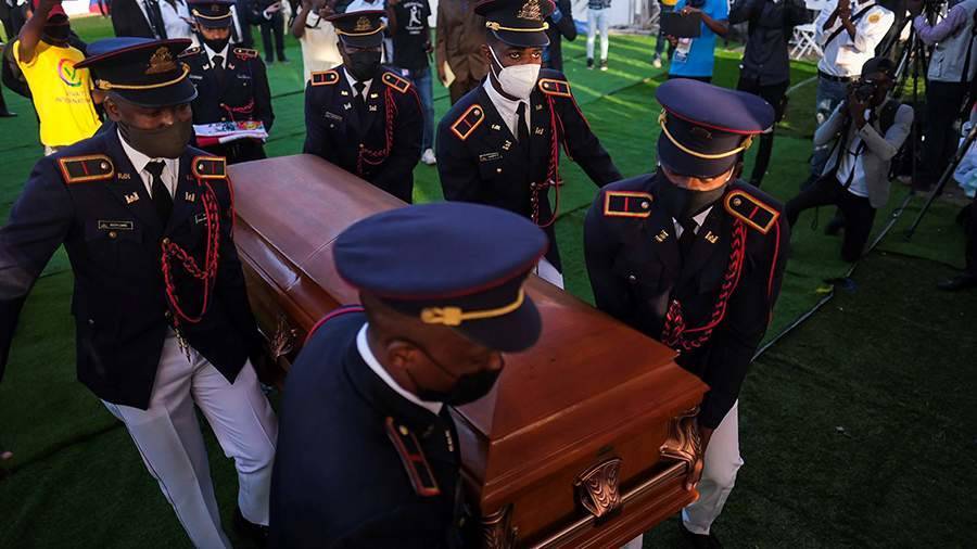 Очевидцы сообщили о стрельбе близ места похорон убитого президента Гаити