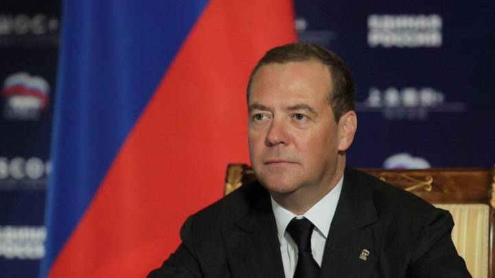 Западные политики устроили "ритуальный танец", считает Медведев