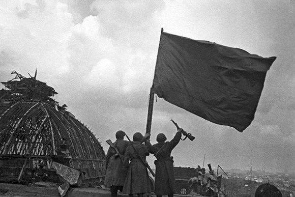 Михаил Минин: кто первым установил красное знамя над Рейхстагом