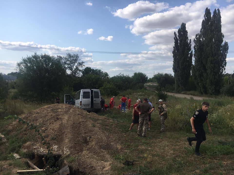 На Луганщине микроавтобус с пассажирами попал в ДТП: есть пострадавшие
