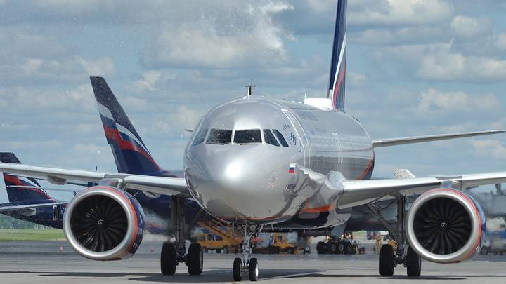 Вылетевший из Москвы в Якутск самолет сел на запасном аэродроме из-за ливня