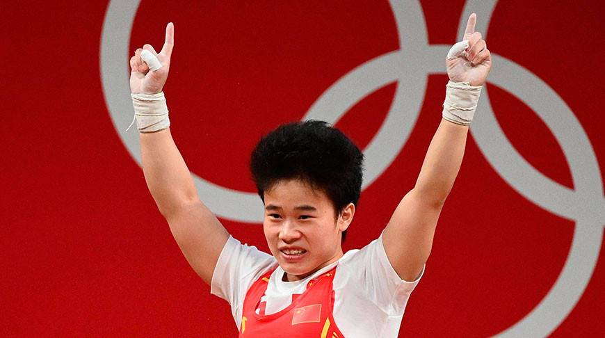 Китаянка Хоу Чжихуэй стала олимпийской чемпионкой по тяжелой атлетике в весе 49 кг