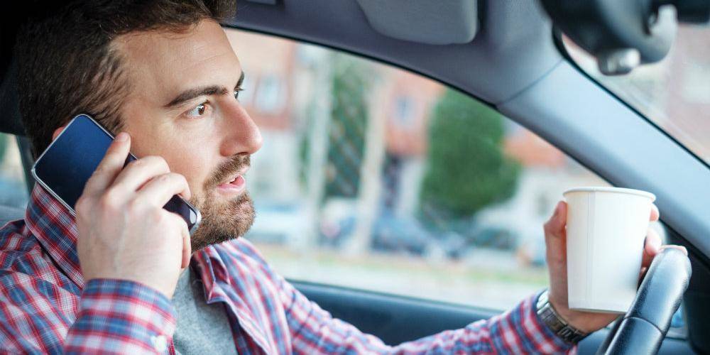 Дорожные камеры начнут наказывать водителей за разговоры по телефону