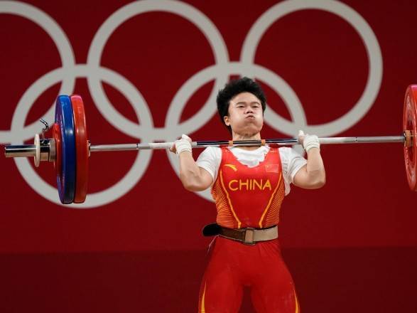 Олимпиада-2020: китайская штангистка Хоу Чжихуэй завоевала золото и установила олимпийский рекорд