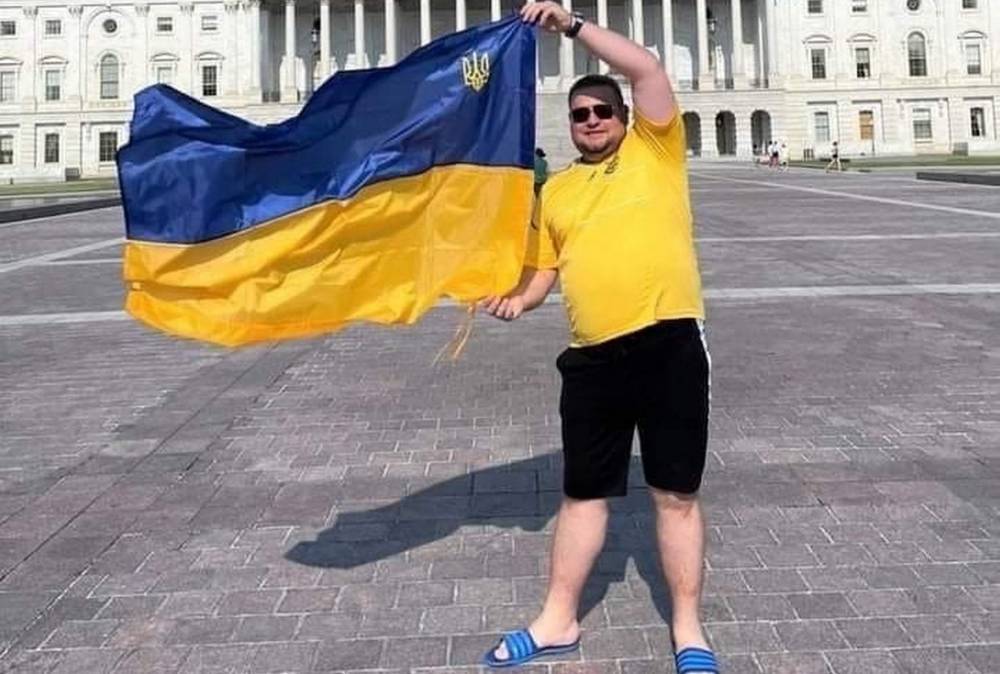 «Толстовато древко у флага»: Сеть бурно отреагировала на фото нардепа в шлёпанцах у Капитолия
