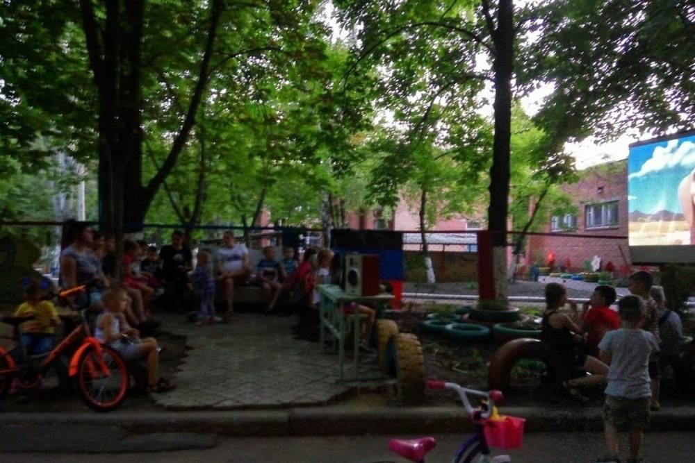Жители микрорайона Текстильщик в Донецке сами создали кинотеатр