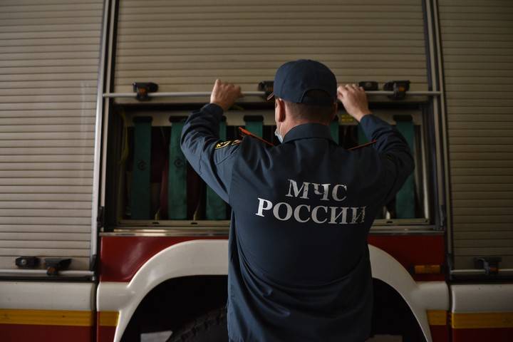 Пожар произошел в здании завода «Микрон» на улице Академика Валиева