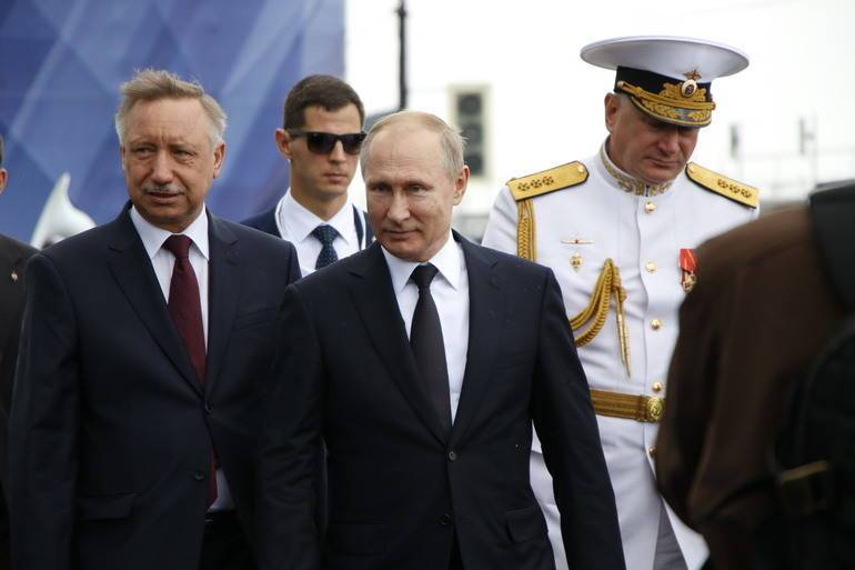 Путин примет военно-морской парад в Петербурге