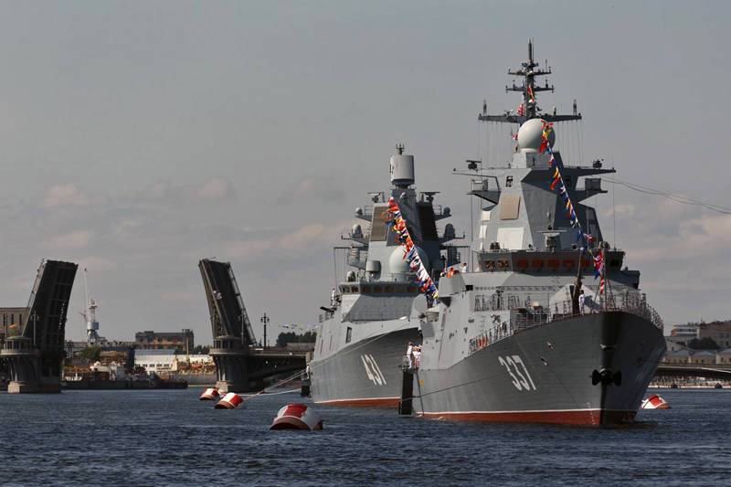 Путин примет главный военно-морской парад в Петербурге