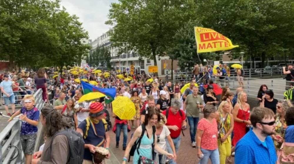 В Амстердаме тысячи людей вышли на протест против карантина