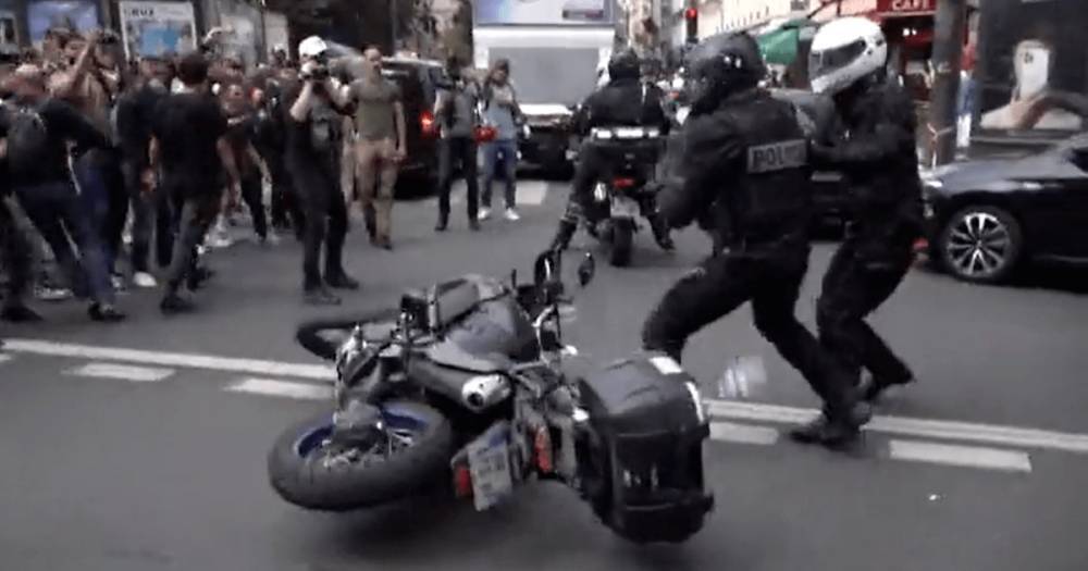 Во Франции протестующие против обязательной вакцинации от COVID-19 подрались с полицией (видео)