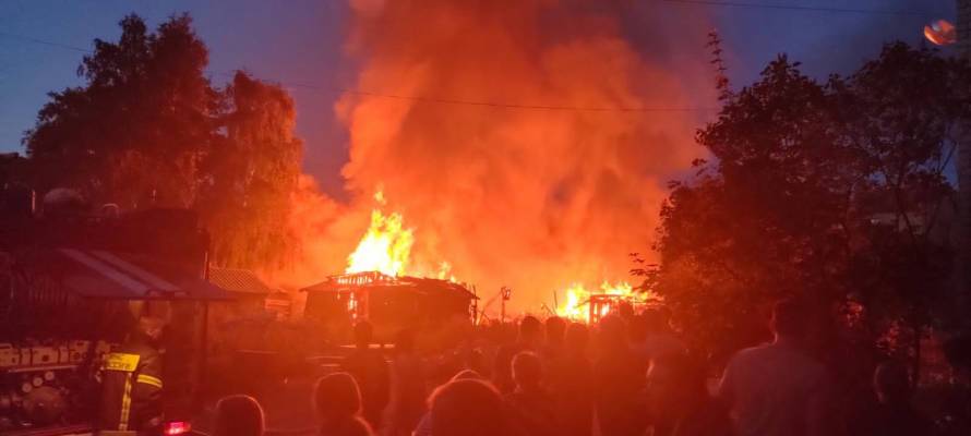 Ночью 16 пожарных спасали сараи в райцентре Карелии (ФОТО)