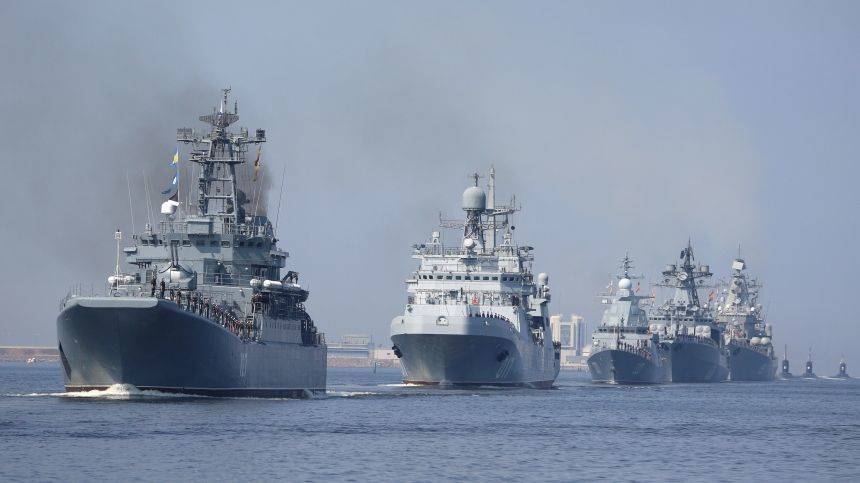 Путин прибыл в Кронштадт для осмотра кораблей перед парадом в День ВМФ