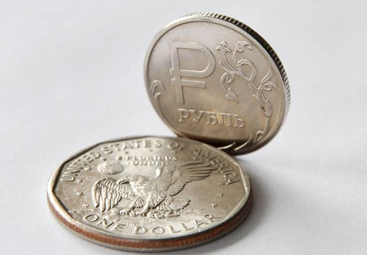 Эксперт рассказал, что будет с рублем в случае полного отказа России от доллара