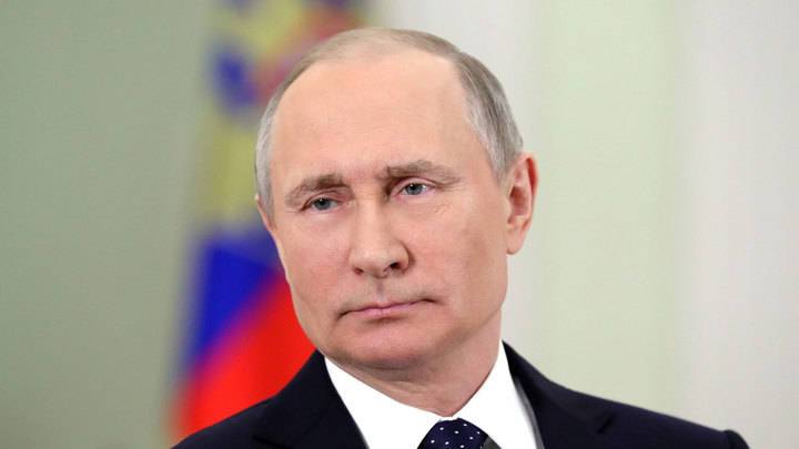 Владимир Путин осматривает корабли на Кронштадском рейде