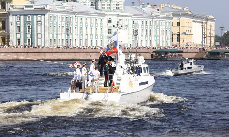 Путин в Кронштадте осмотрел корабли перед парадом ВМФ
