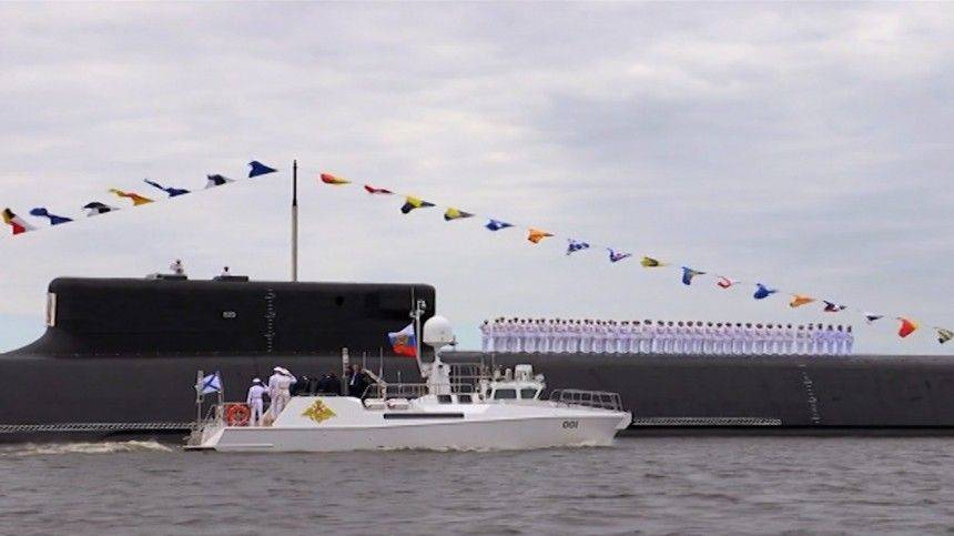 Путин поздравил личный состав экипажей военно-морского парада с Днем ВМФ