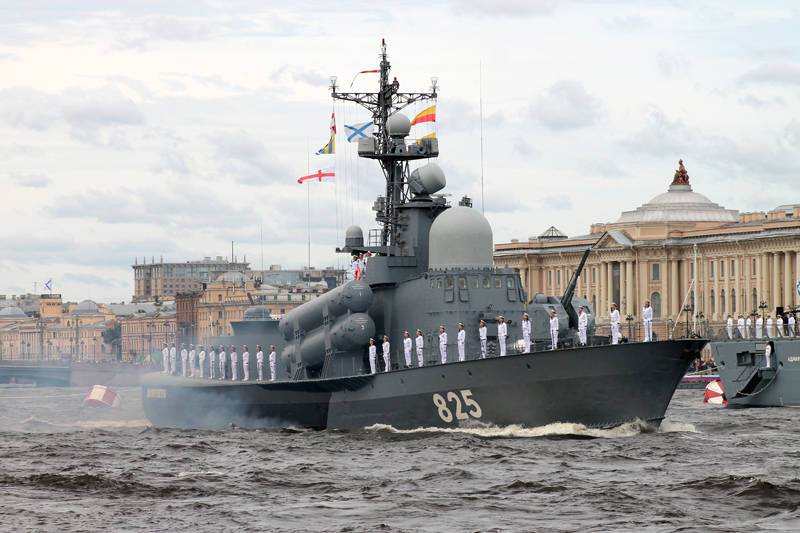 В Санкт-Петербурге проходит главный военно-морской парад