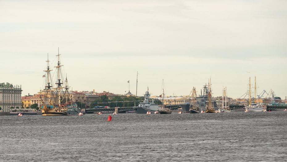 Парад по случаю Дня ВМФ начался в Петербурге