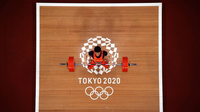 Штангист Ли Фабинь завоевал золото ОИ в Токио в весе до 61 кг