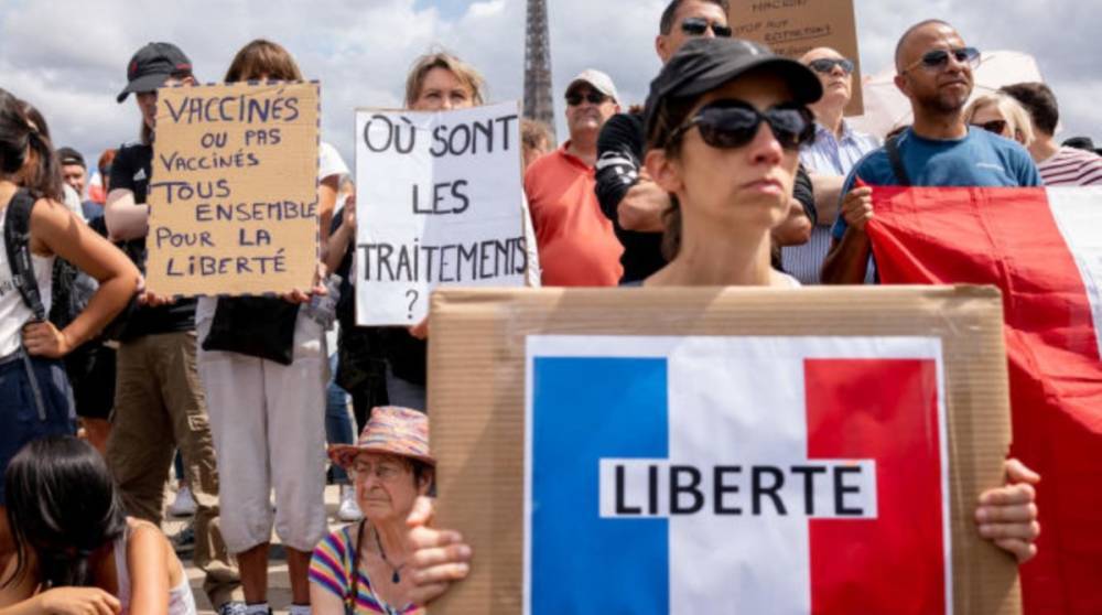 В Париже устроили акцию протеста против обязательной вакцинации