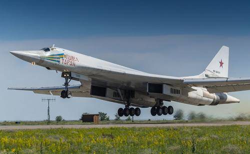 Сайт «ПолитЭксперт»: российский бомбардировщик Ту-160 «одним маневром унизил» американские F-35 и F-16