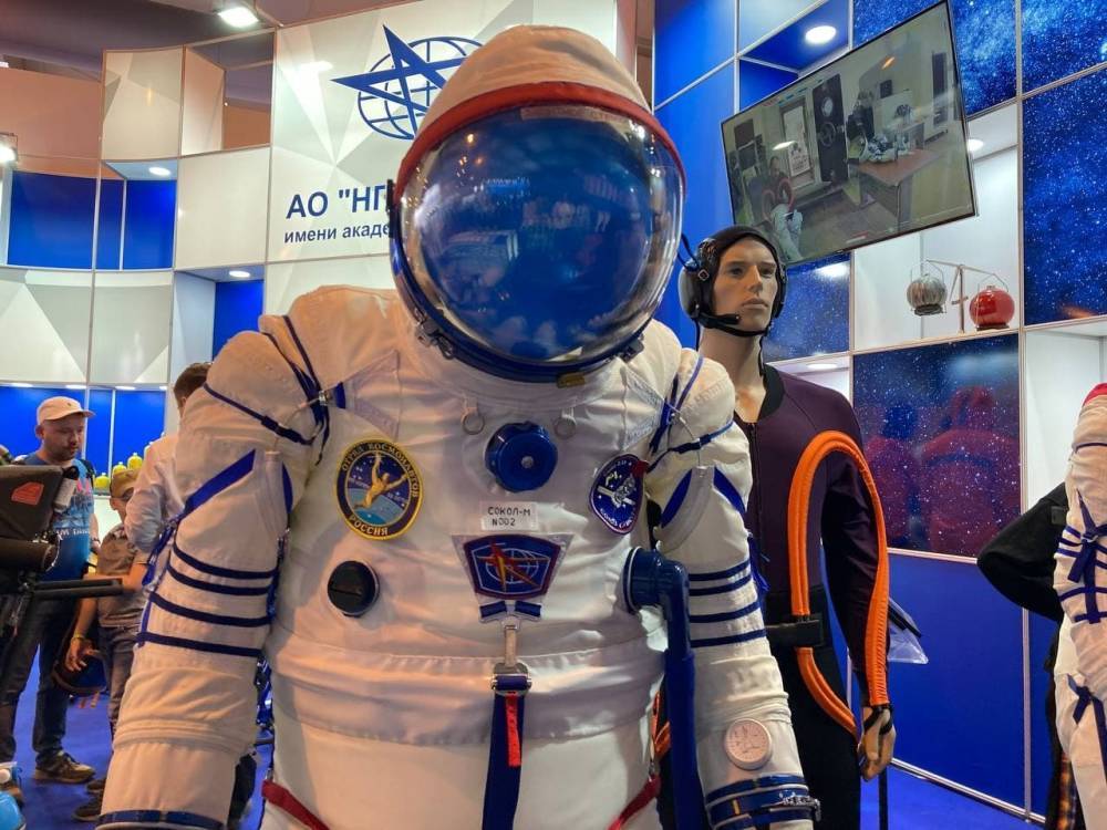 Нюансы внутреннего устройства скафандров космонавтов показали на МАКС-2021
