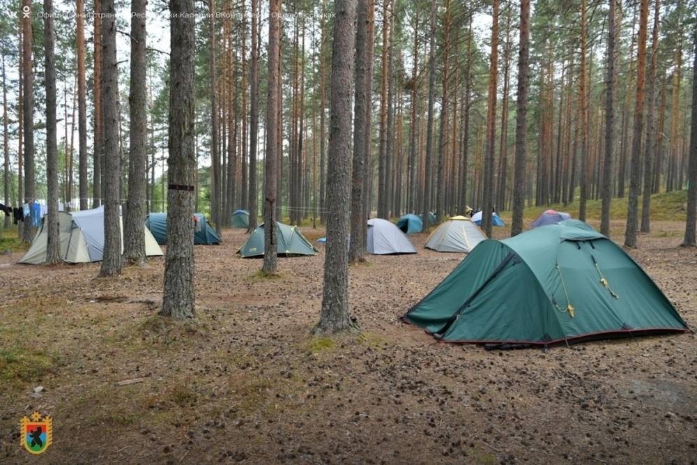На Сямозере прикрыли стихийный палаточный лагерь московских туристов