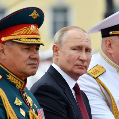 Путин: "Россия постоянно совершенствует вооружения ВМФ"