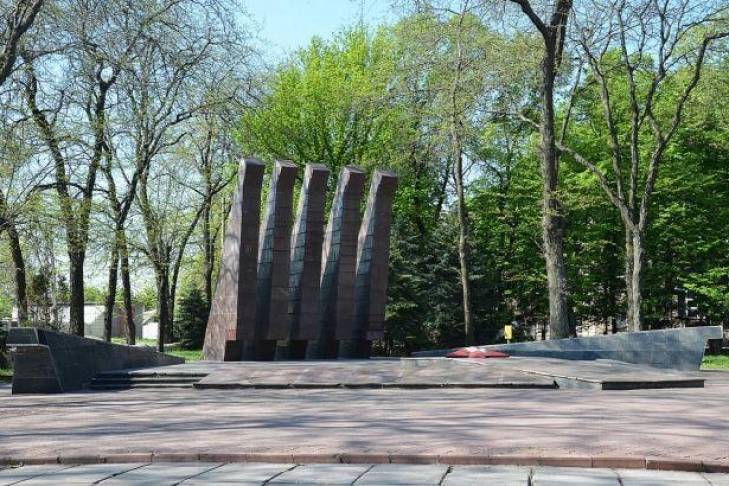 "Это дно": вандалы осквернили братскую могилу воинов Второй мировой в Кривом Роге