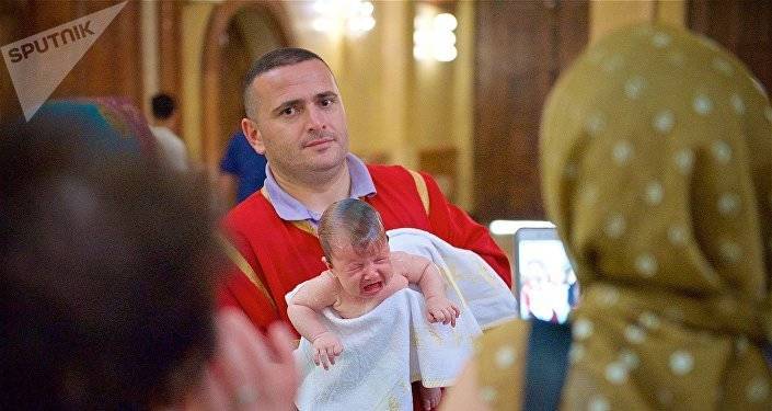 Массовое крещение детей проходит в храме Самеба в Тбилиси