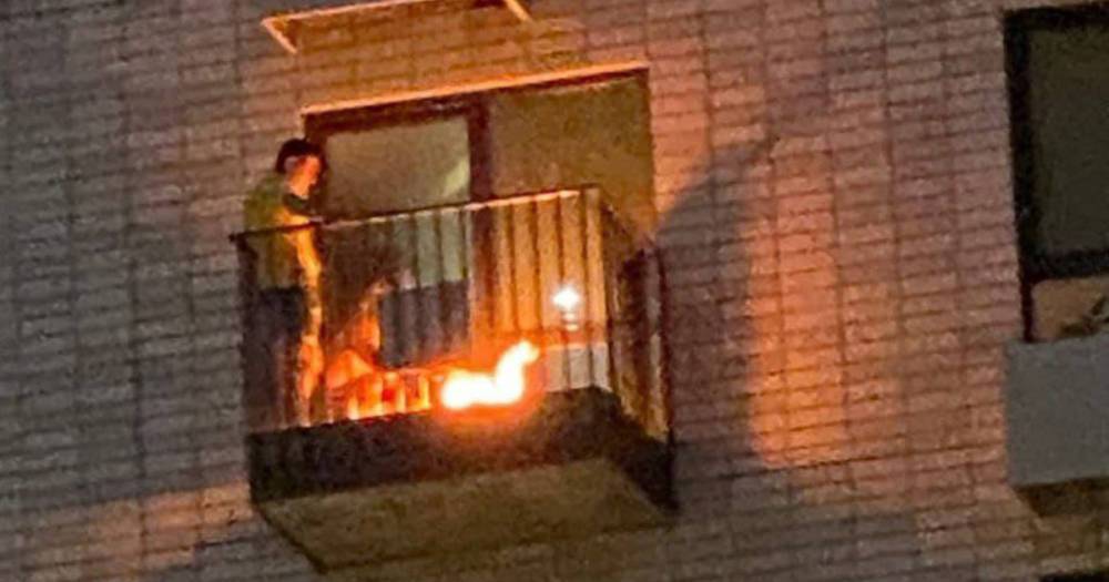 Москвич развел костер на балконе новостройки