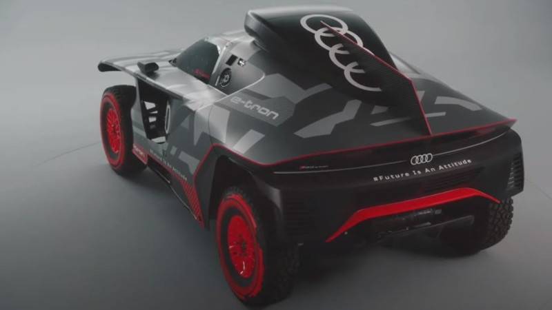 Немецкая Audi показала гибридный внедорожник для "Дакара" 2022 года