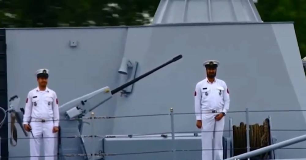 На глазах у Путина. Моряк почесал причинное место во время парада ВМФ в России (видео)