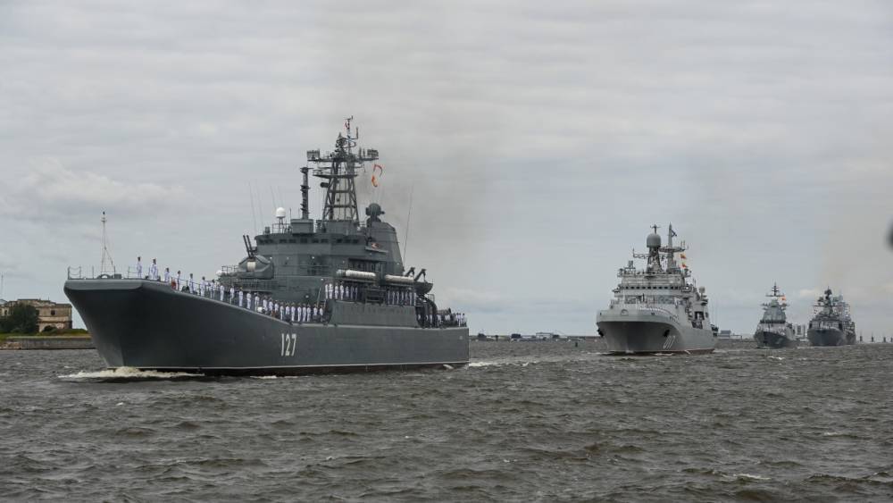 Шойгу двумя яркими словами оценил прошедший в Петербурге парад ко Дню ВМФ РФ