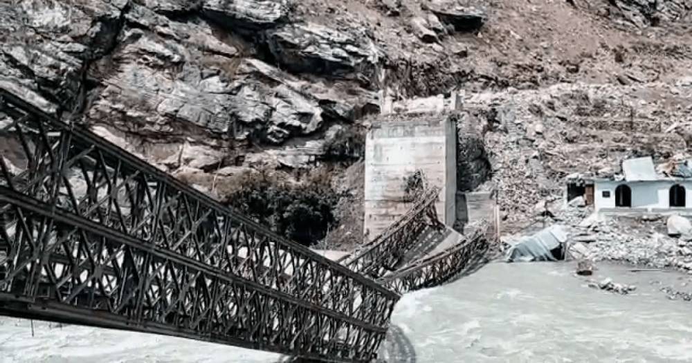 Камни с гор в Индии разбомбили мост и убили 9 человек (видео, фото)