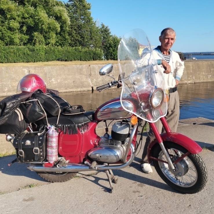 Краснодарский пенсионер приехал на парад в Кронштадте на мотоцикле