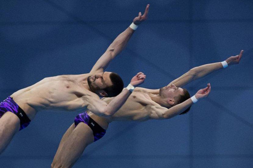 Россияне Бондарь и Минибаев завоевали бронзу на Олимпиаде в синхронных прыжках в воду