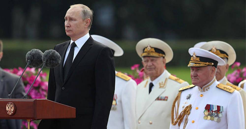 Путин принимает Главный военно-морской парад в Петербурге