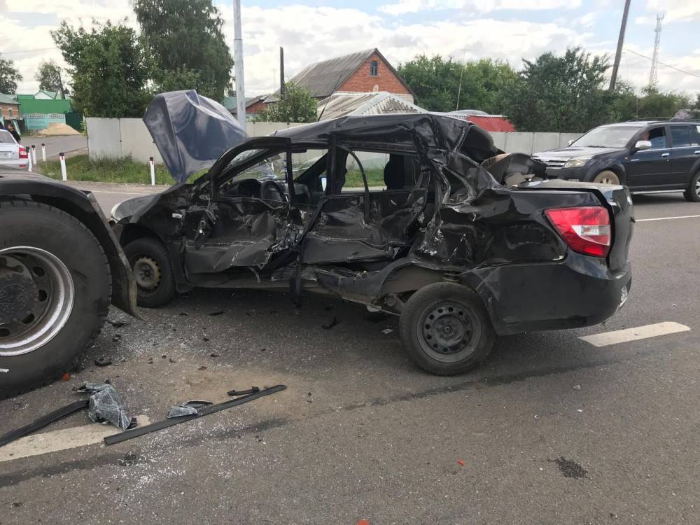 В Липецкой области «Гранта» влетела под грузовик. Пострадали три человека