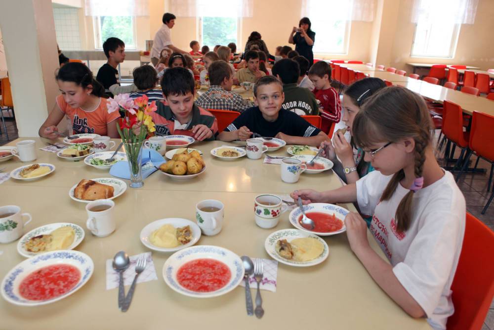В Госдуме предложили заменить школьные завтраками выплатами на продукты