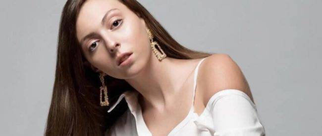 Полякова резко ответила хейтерам на критику матерной песни ее 16-летней дочери
