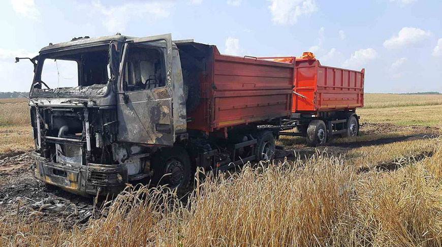 В Берестовицком районе работники сельхозпредприятия потушили загоревшийся грузовик