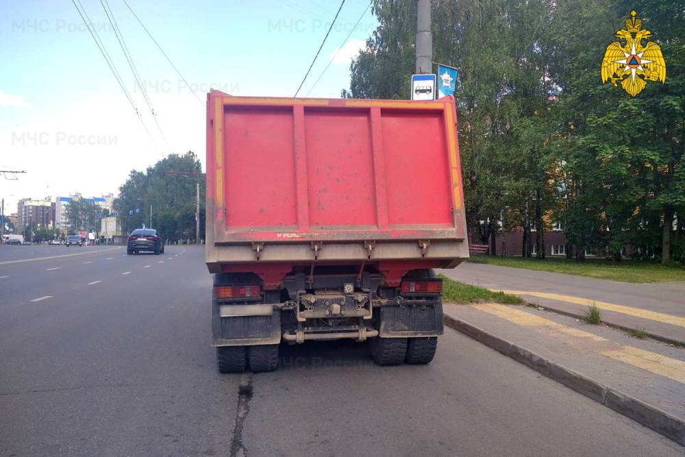 В Смоленске на улице Кирова у грузовика вспыхнул глушитель